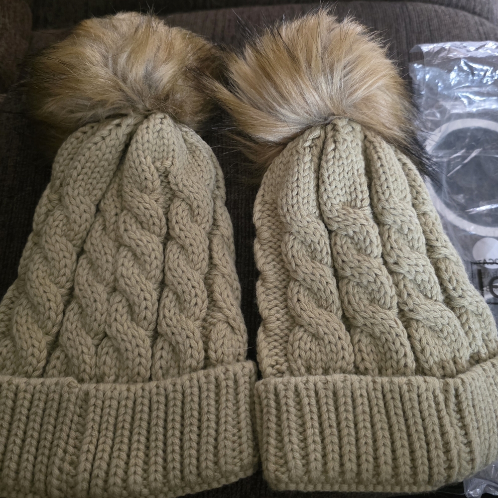 Lennylemons Mama&Baby matching cozy Knit Beanies with Faux Fur Pom. Brand New.